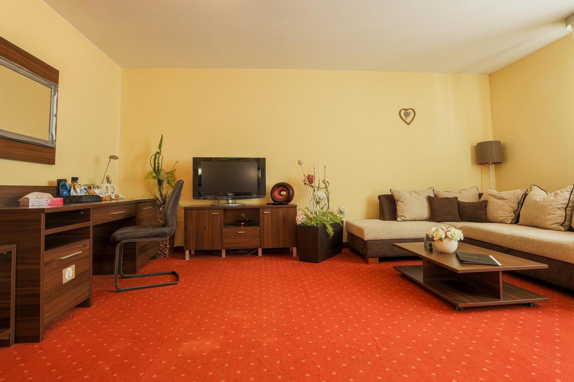 Grand Hotel Senica, Garni 외부 사진