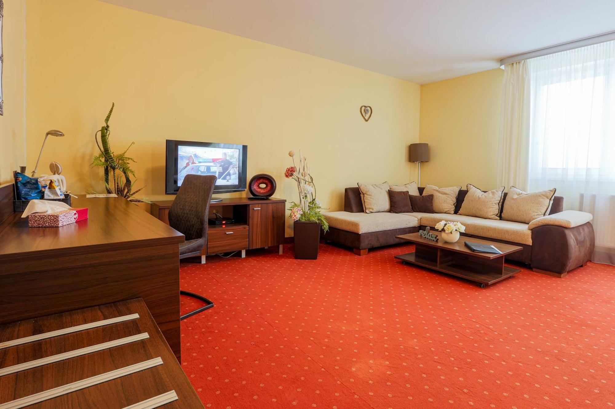 Grand Hotel Senica, Garni 외부 사진
