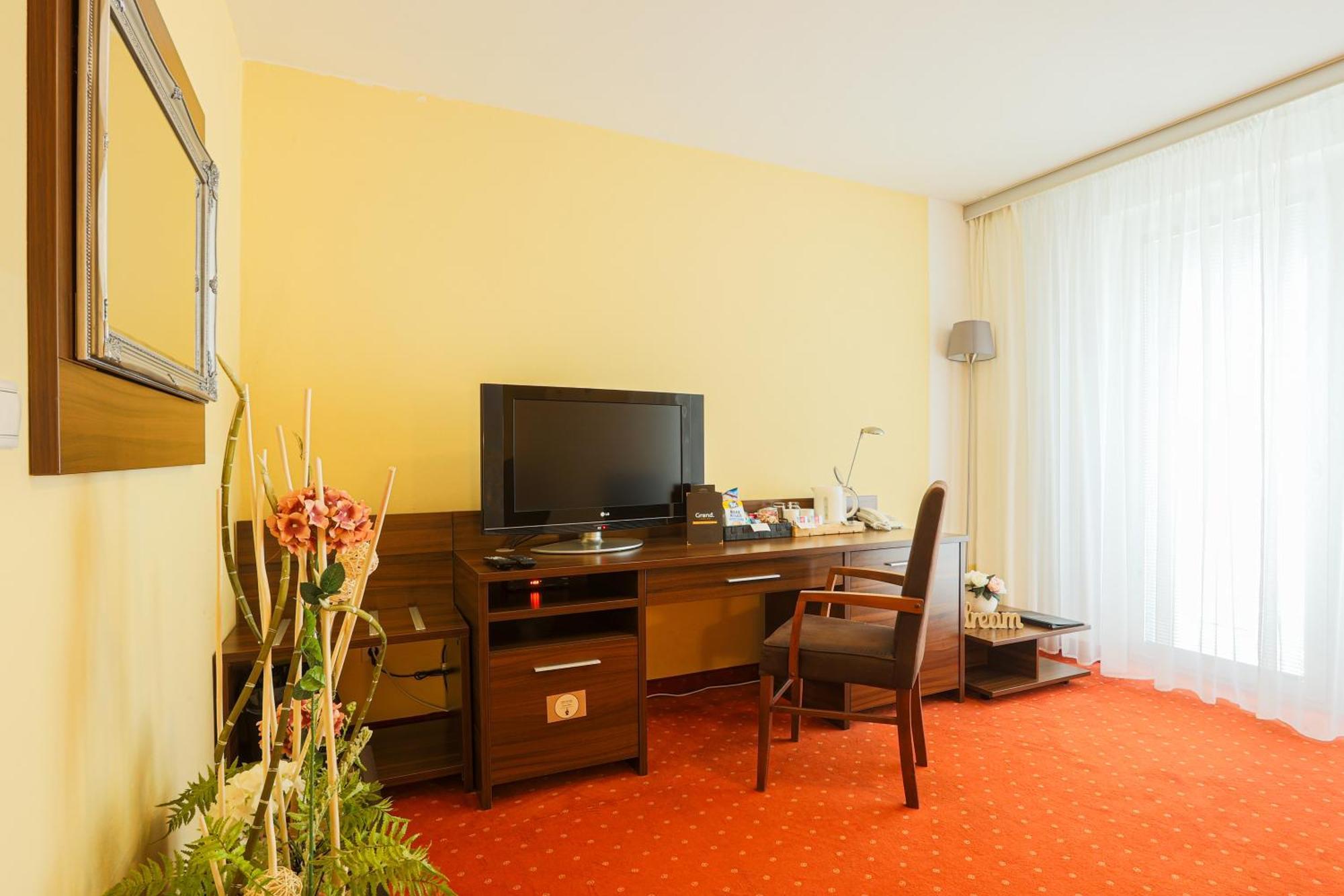 Grand Hotel Senica, Garni 외부 사진