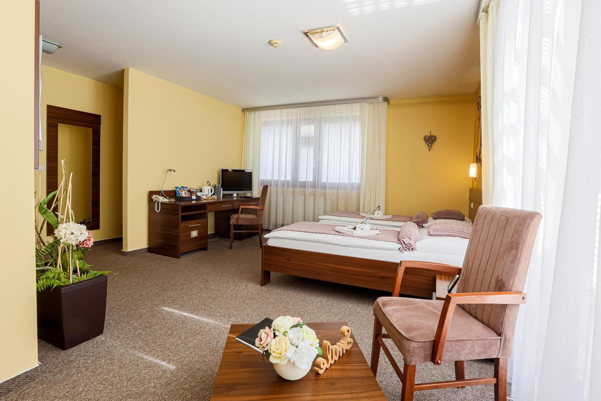 Grand Hotel Senica, Garni 외부 사진